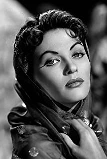 How tall is Yvonne De Carlo?